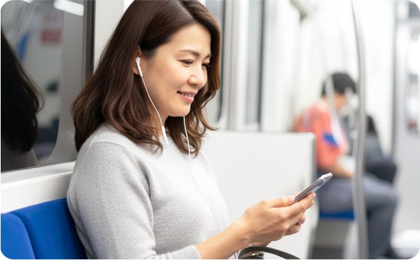 電車でスマホ学習する女性
