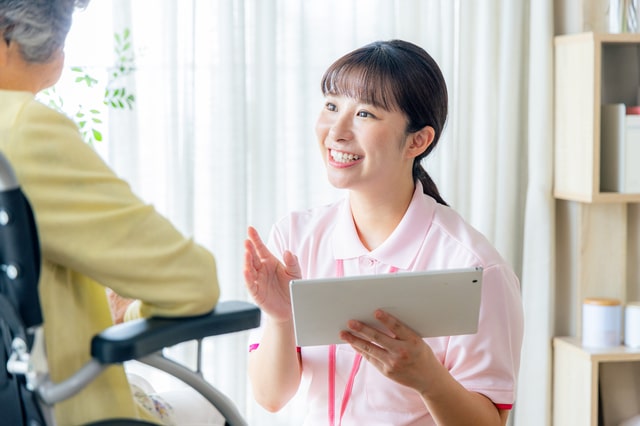 話しかける女性