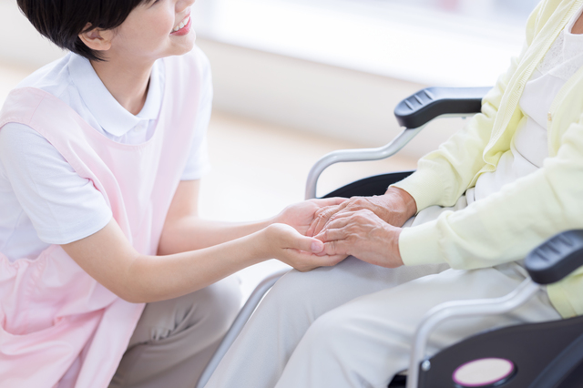 介護者が手を握る