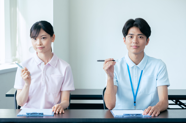 書類を前に座る男女