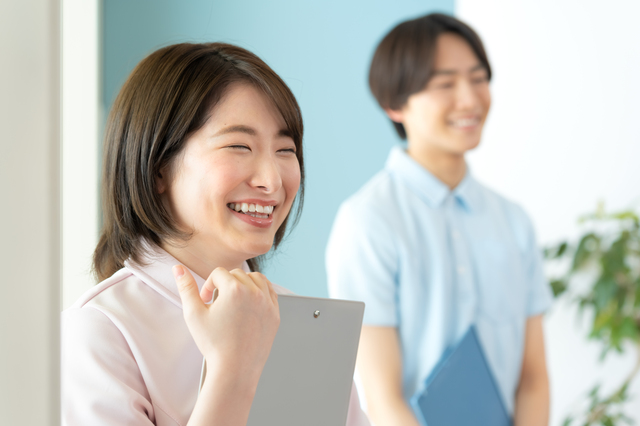 白い服を着た女性と青い服の男性